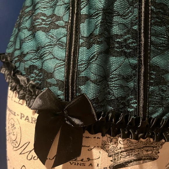 Women’s 4X green and black lace up corset - Picture 3 of 7